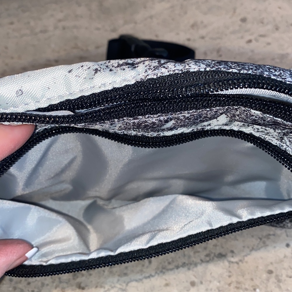 Levi’s Hip Sack/Crossbody Bag - Picture 8 of 9